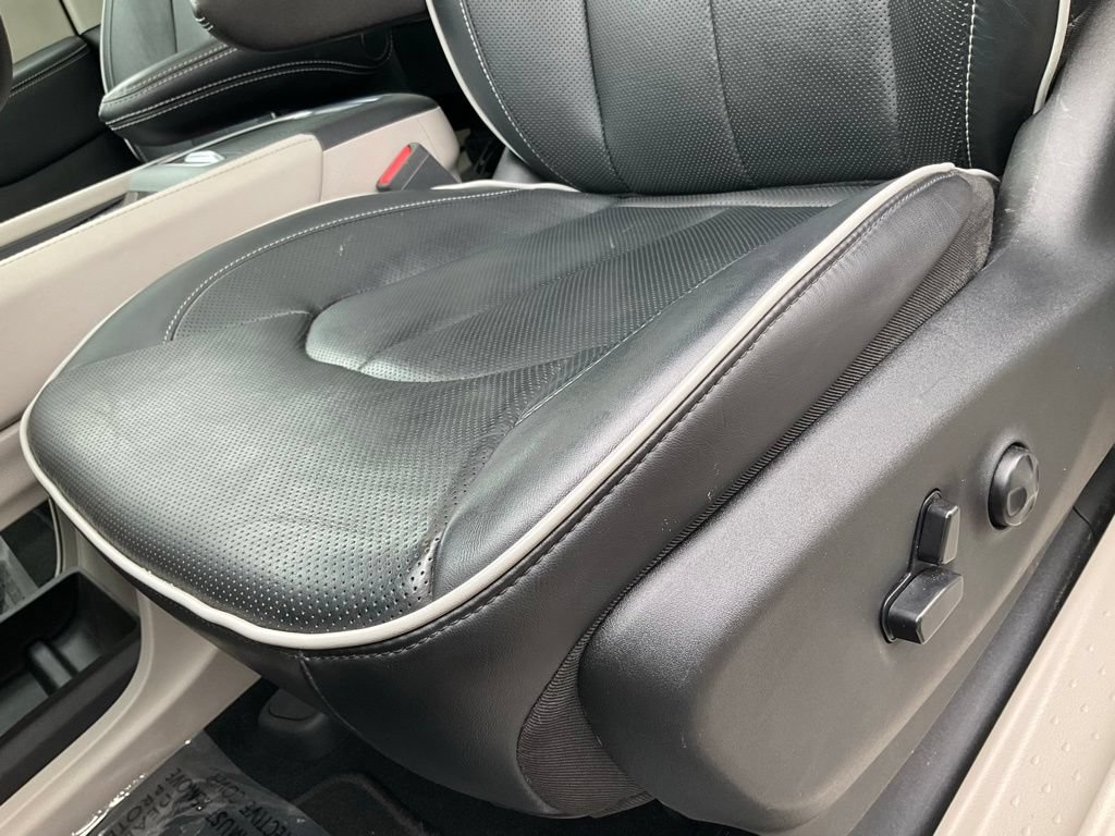 Used 2023 Chrysler Pacifica Limited FWD image 16