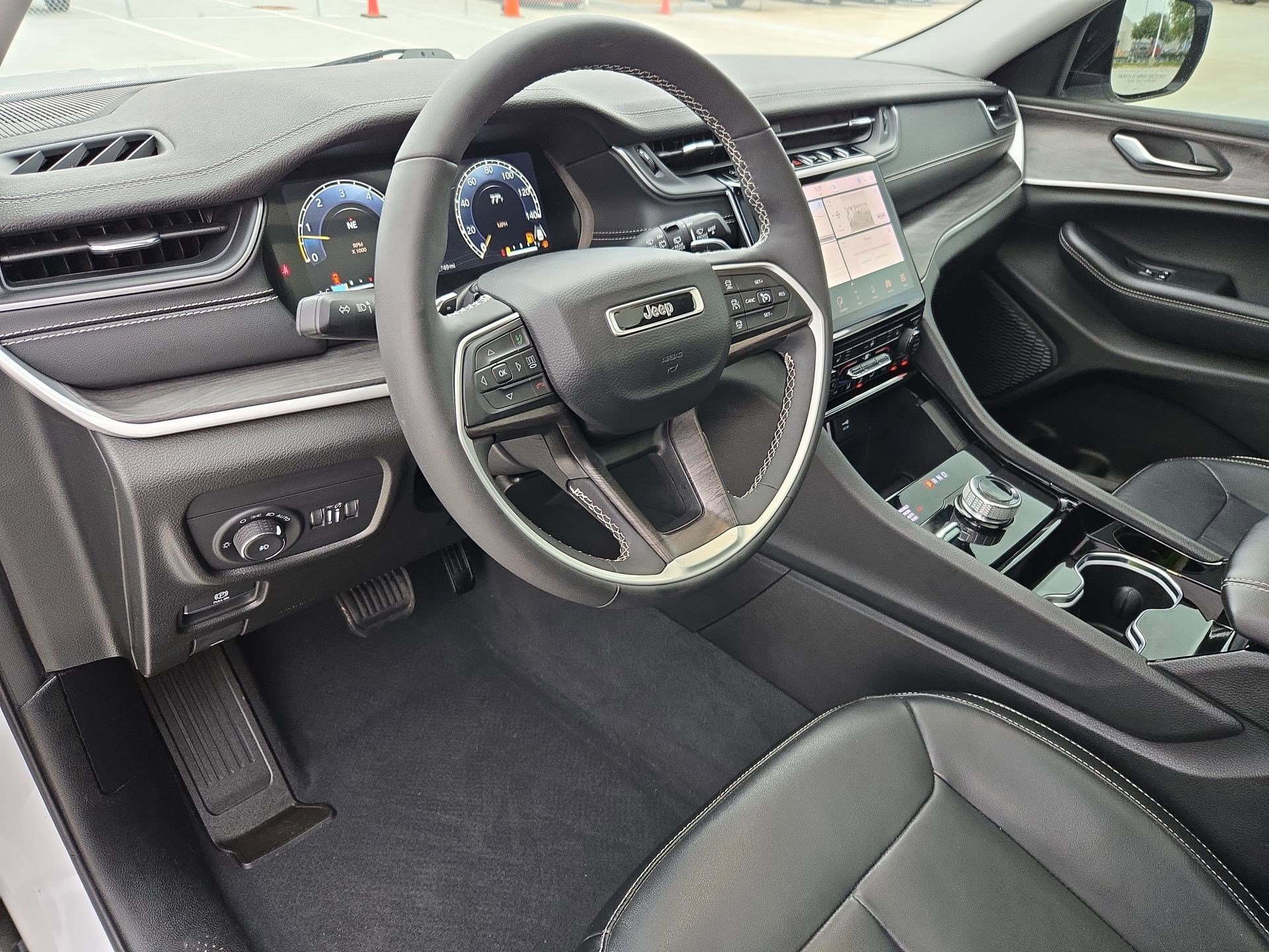 Used 2023 Jeep Grand Cherokee Limited w/ Black Appearance Package AWD/4WD image 12