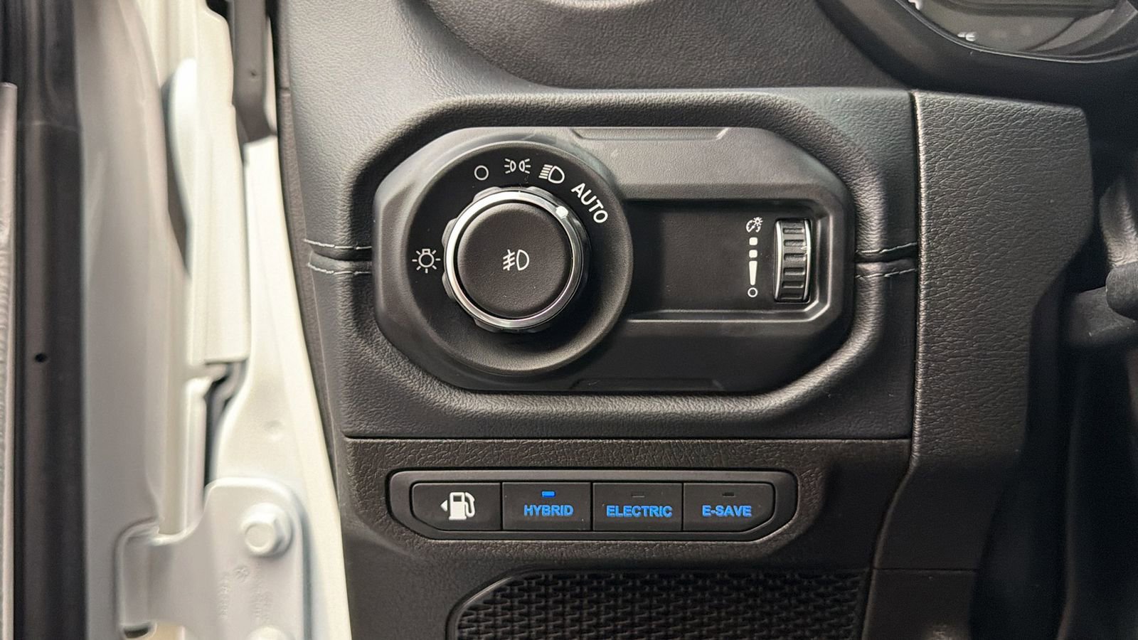 Used 2024 Jeep Wrangler Unlimited Sahara w/ Technology Group AWD/4WD image 30