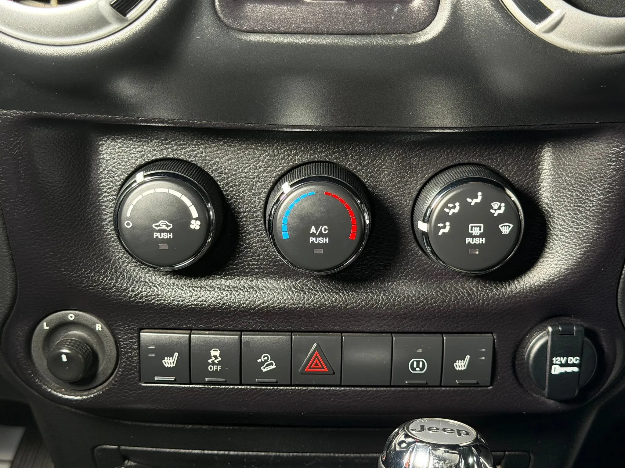 Used 2015 Jeep Wrangler Unlimited Rubicon w/ Connectivity Group AWD/4WD image 33