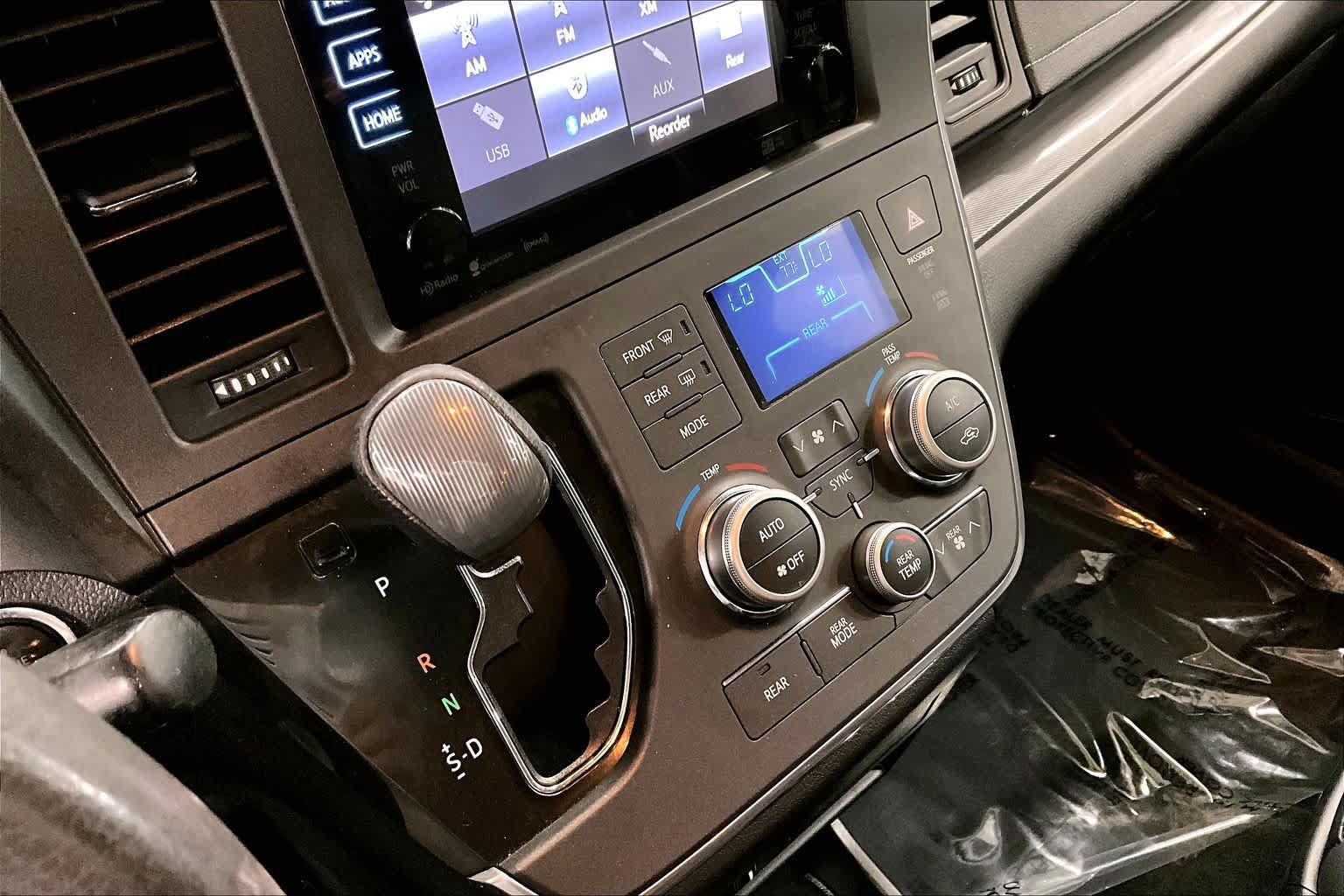 Used 2016 Toyota Sienna SE Premium FWD image 16