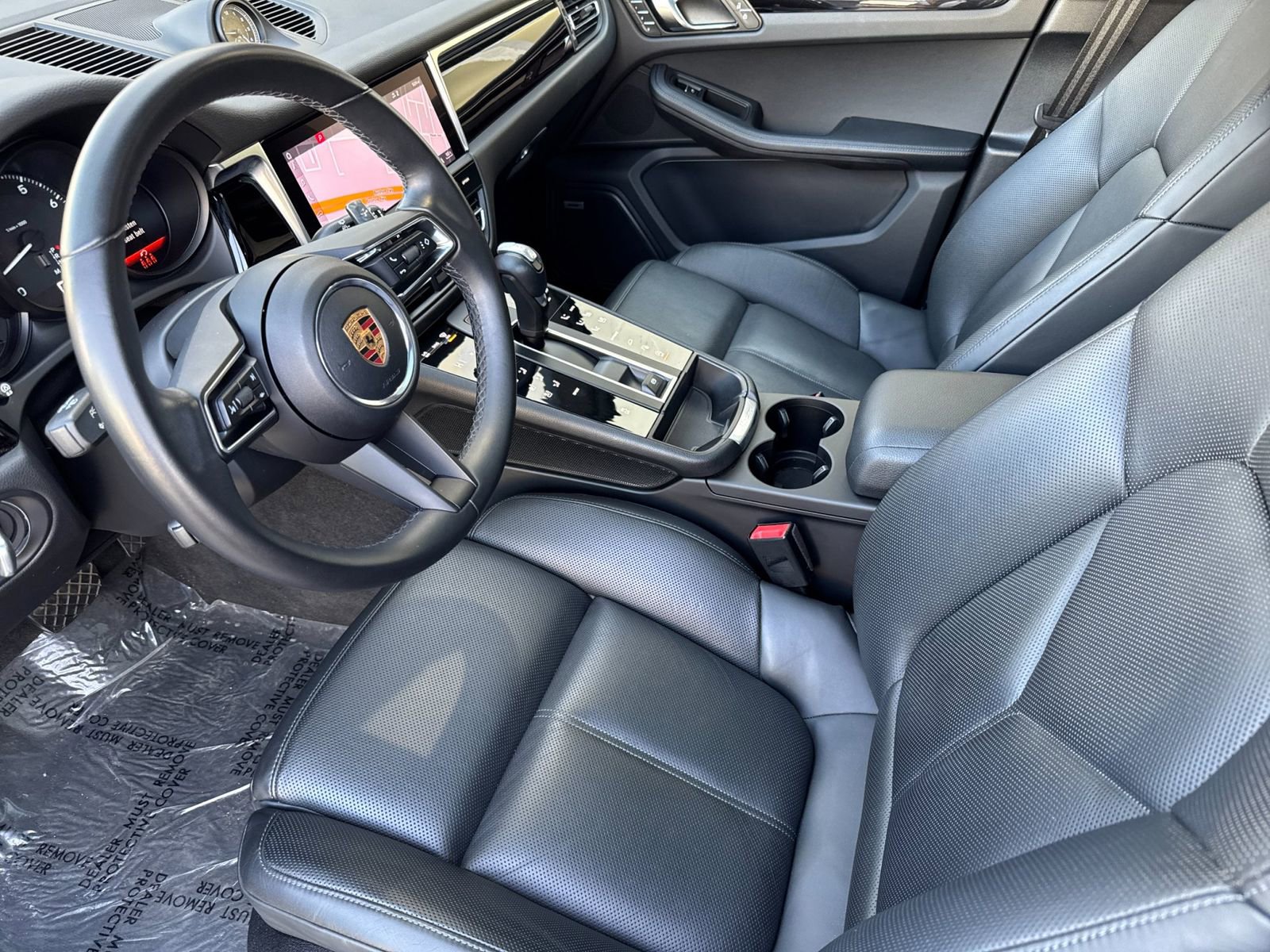 Certified 2022 Porsche Macan image 4