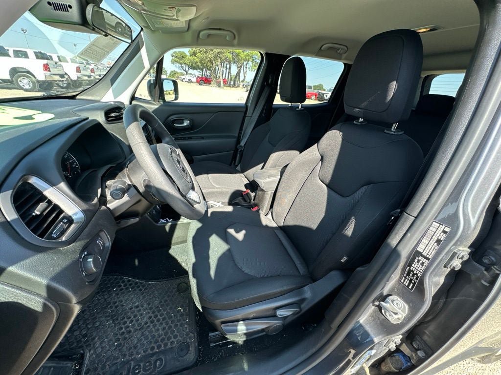 Used 2023 Jeep Renegade Latitude AWD/4WD image 9