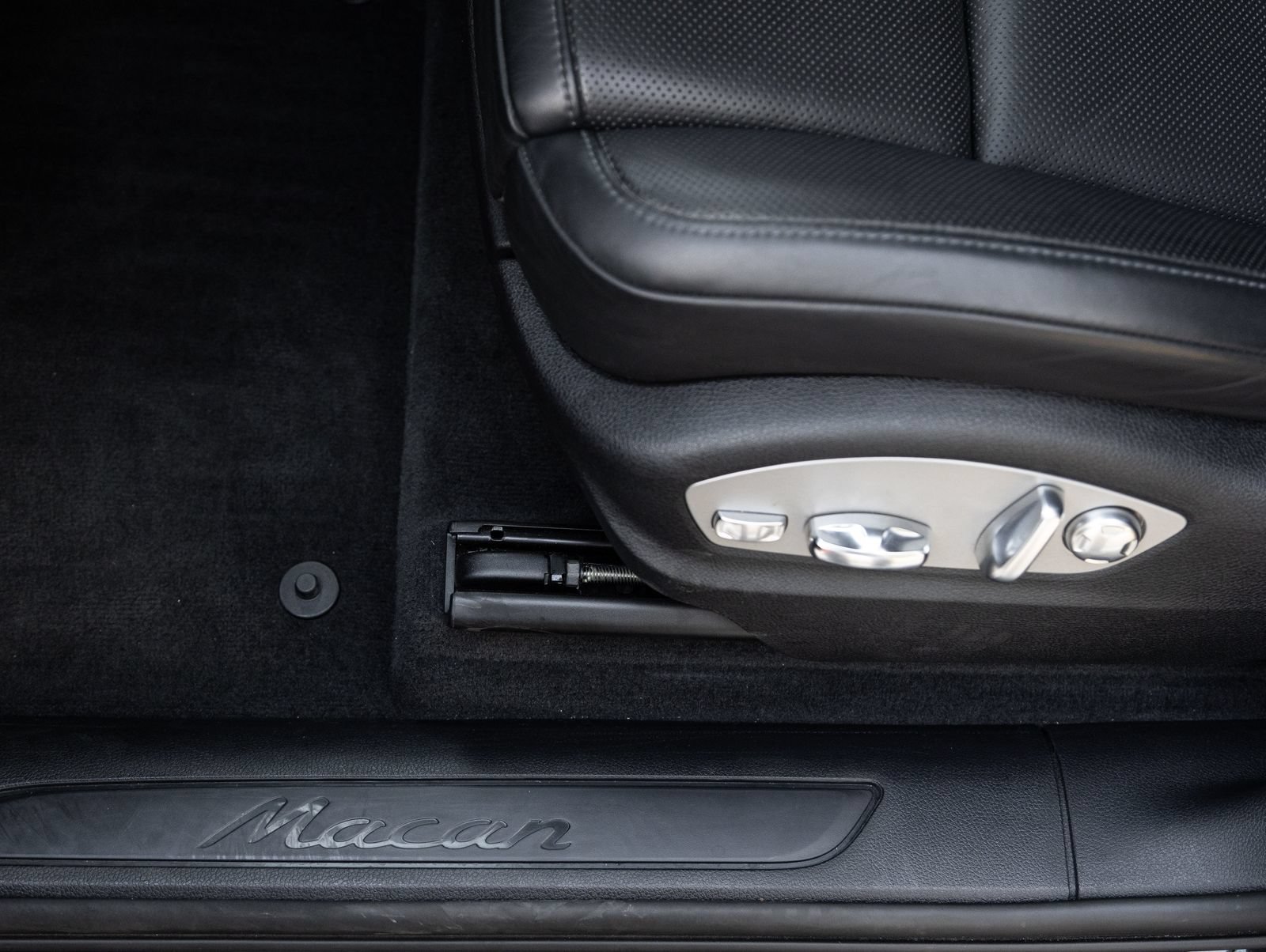 Certified 2023 Porsche Macan AWD/4WD image 20