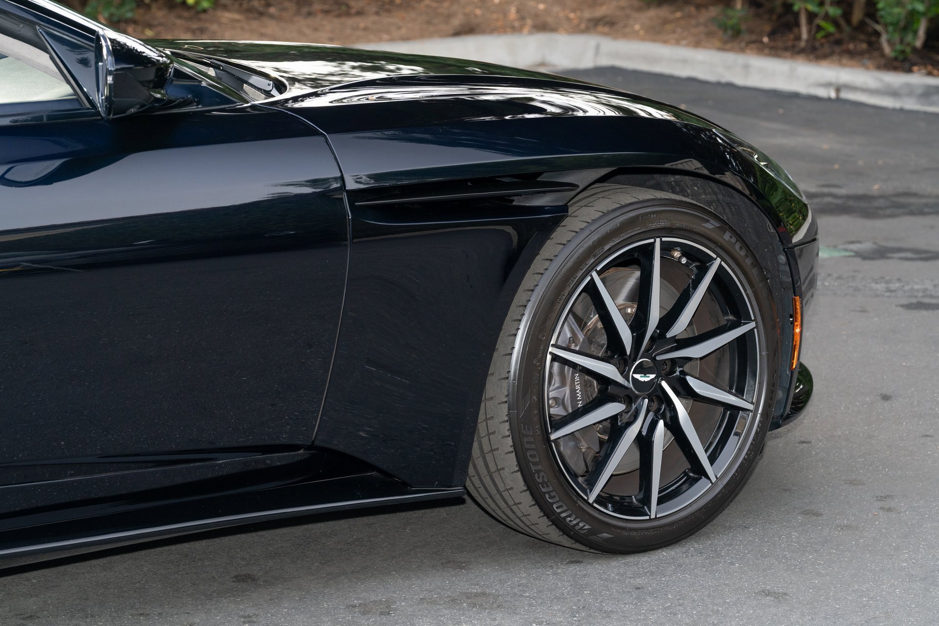 Used 2020 Aston Martin DB11 Coupe image 8
