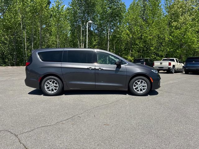 Used 2023 Chrysler Pacifica Touring-L FWD image 3