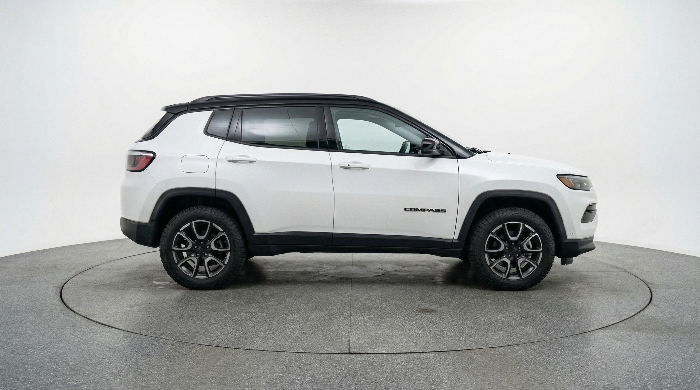 Used 2025 Jeep Compass Trailhawk image 11