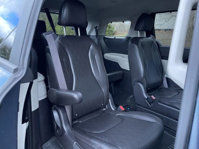 Used 2024 Kia Carnival EX image 27