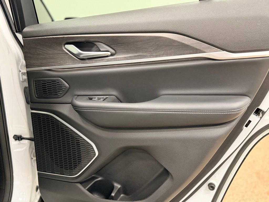 Used 2023 Jeep Grand Cherokee Limited w/ Black Appearance Package image 23