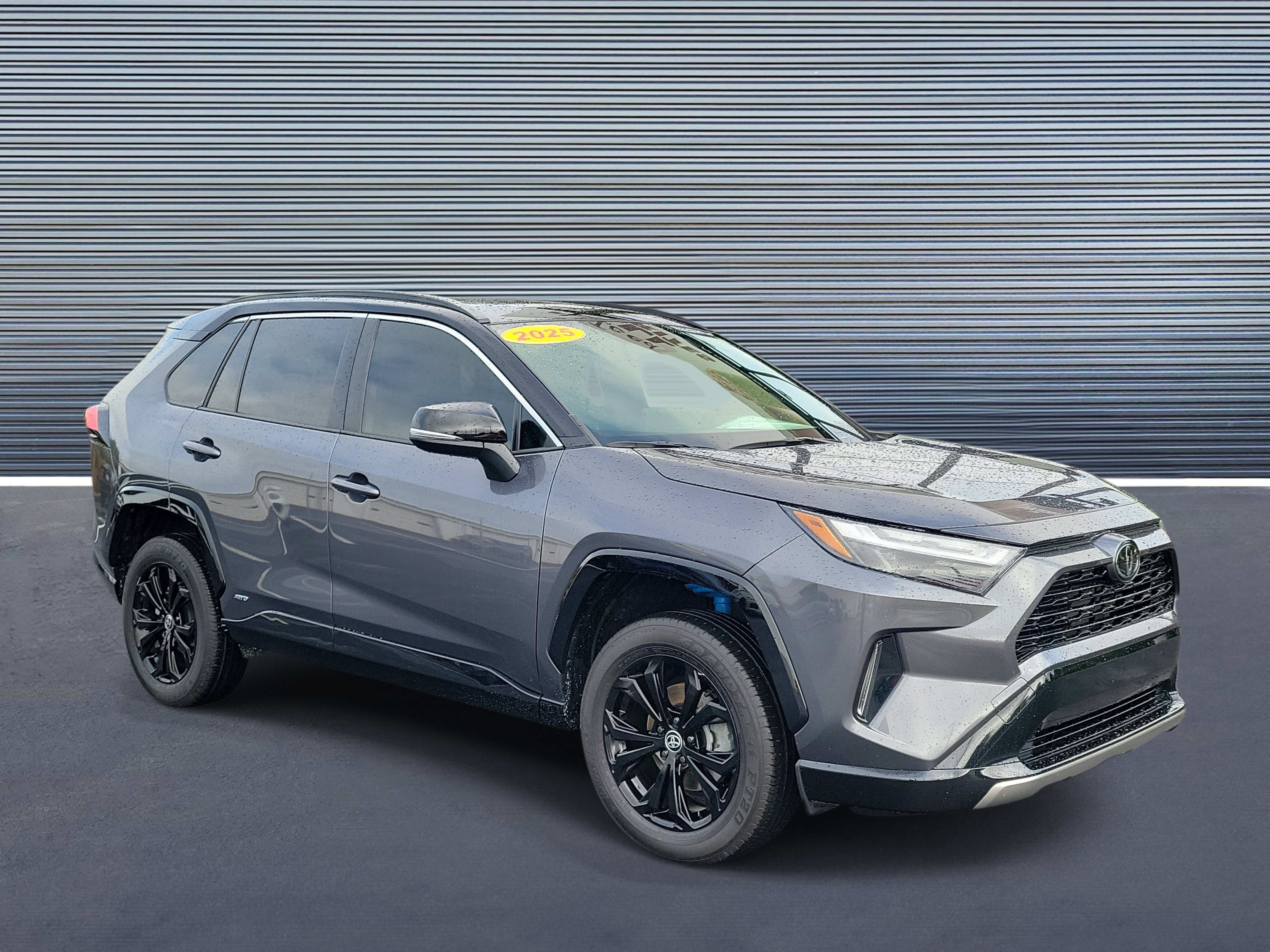 Used 2025 Toyota RAV4 XSE AWD/4WD image 2