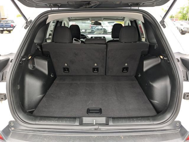 Used 2019 Jeep Cherokee Latitude w/ Popular Appearance Group FWD image 17