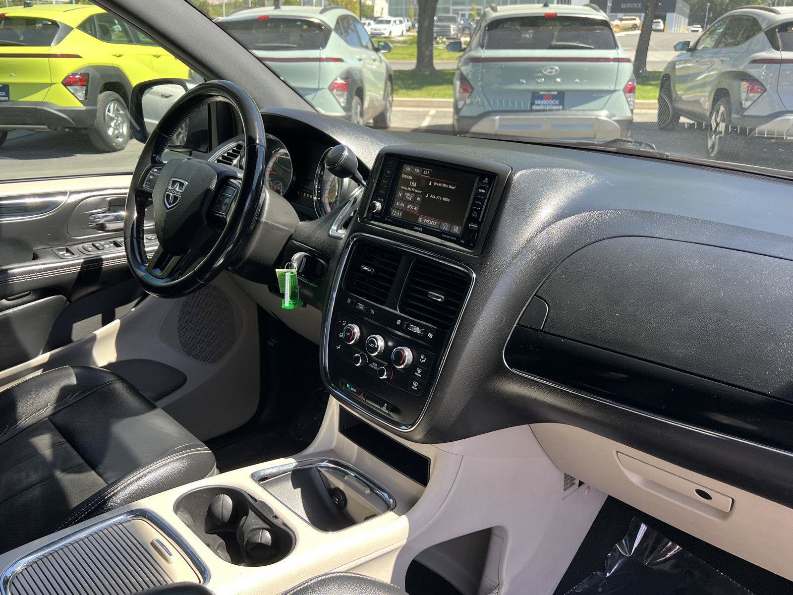 Used 2019 Dodge Grand Caravan SXT FWD image 3