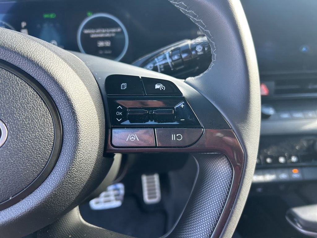 Used 2025 Hyundai Elantra SEL w/ Cargo Package image 17