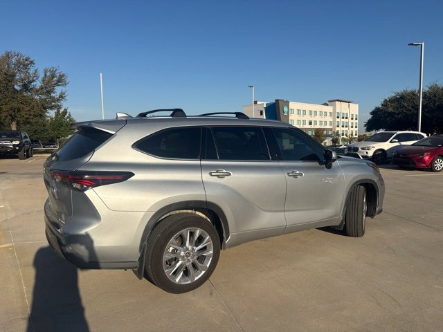 Used 2024 Toyota Highlander Limited FWD image 3