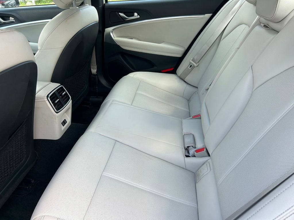 Used 2025 Genesis G70 2.5T RWD image 14