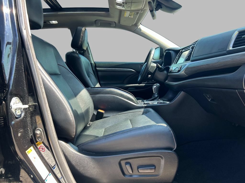 Used 2018 Toyota Highlander Limited Platinum AWD/4WD image 18