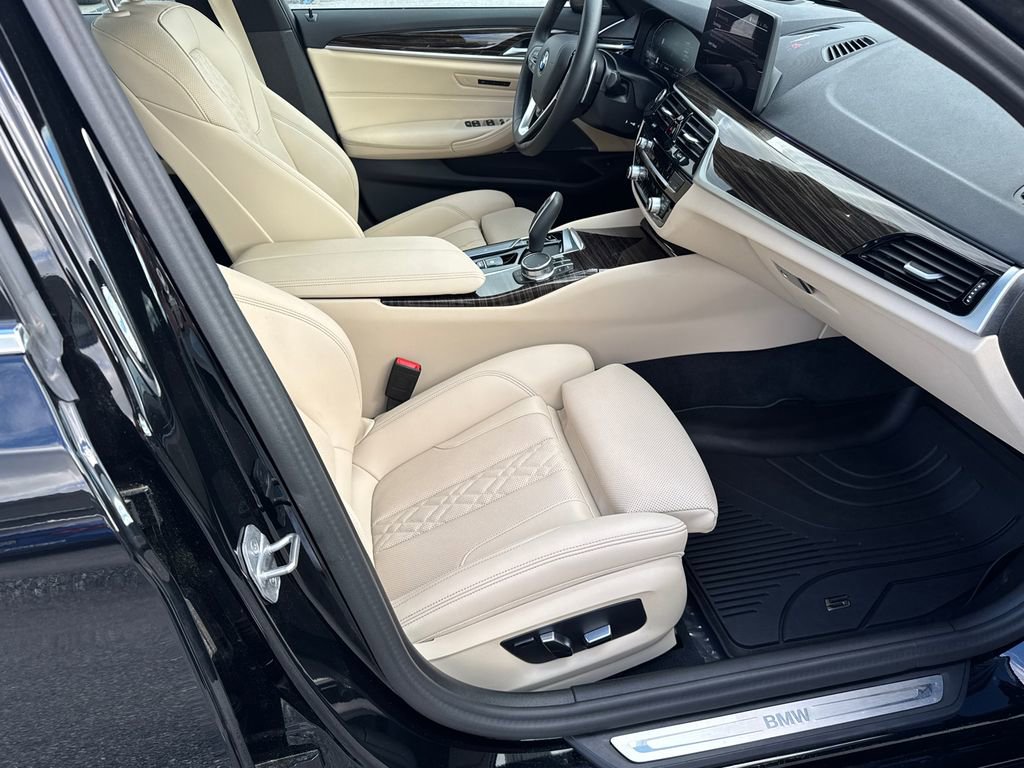 Used 2023 BMW 530i xDrive w/ Premium Package image 13
