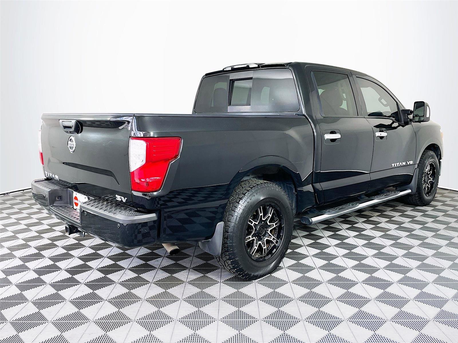 Used 2018 Nissan Titan SV w/ SV Convenience Package image 9