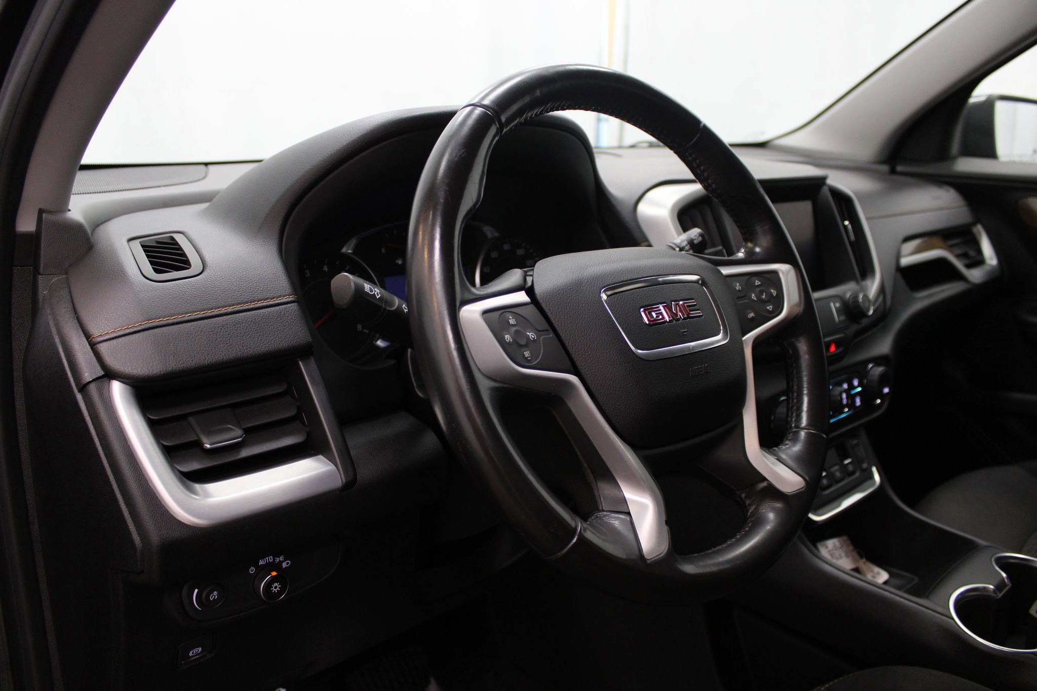 Used 2019 GMC Terrain SLE w/ Driver Convenience Package FWD image 13