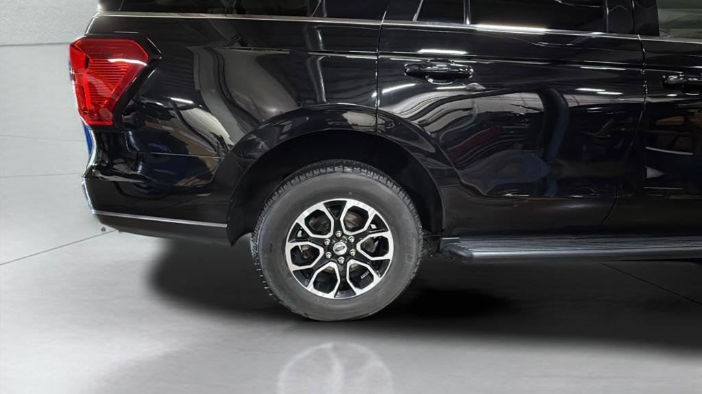 Used 2023 Ford Expedition XLT image 14