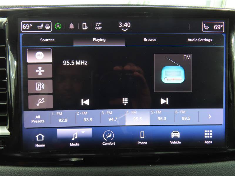 Used 2023 Chrysler Pacifica Touring-L FWD image 25