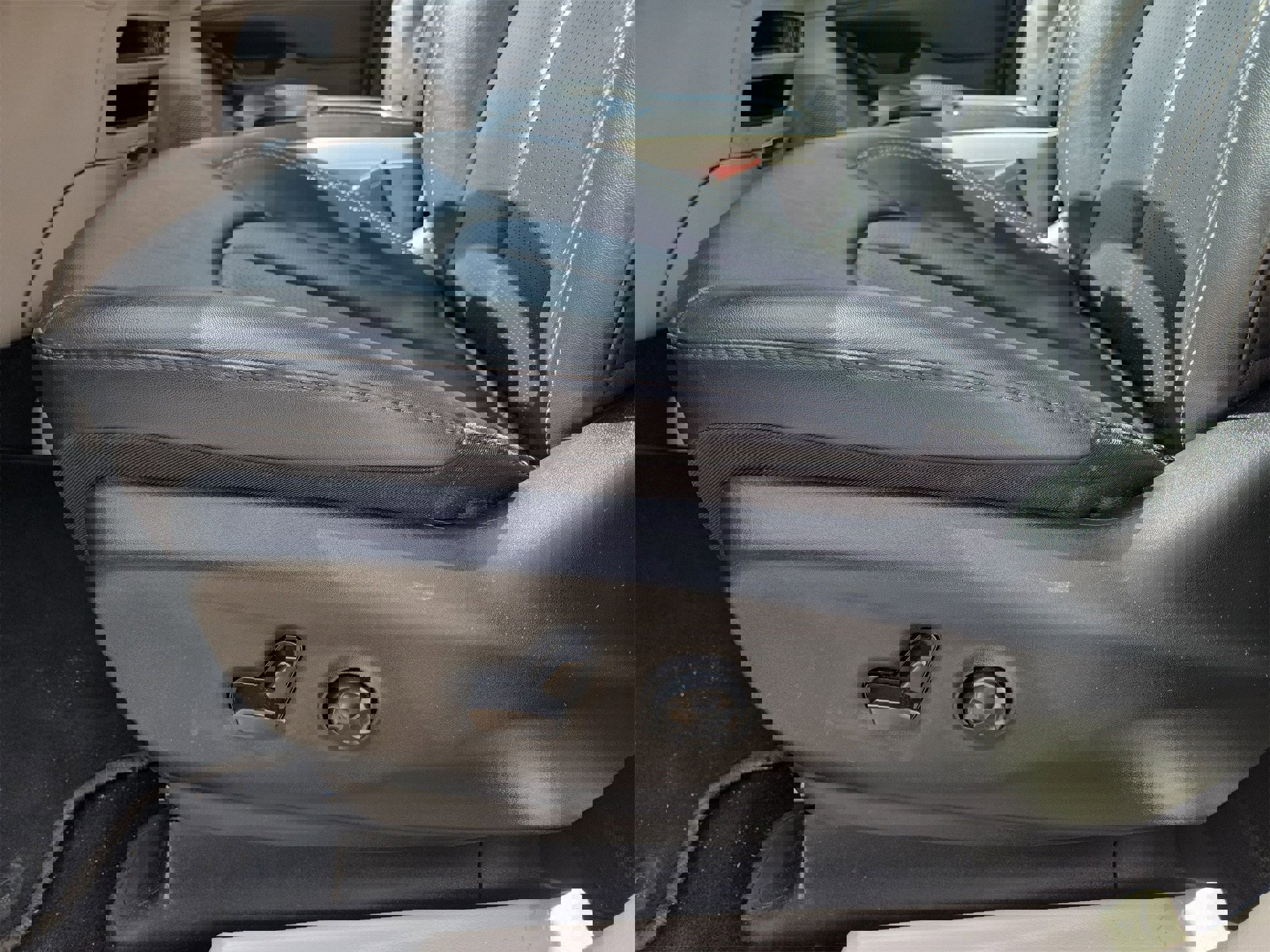 Used 2024 Chrysler Pacifica Touring-L image 17