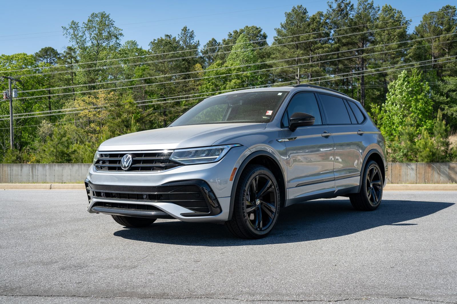 Used 2023 Volkswagen Tiguan SE R-Line FWD image 3