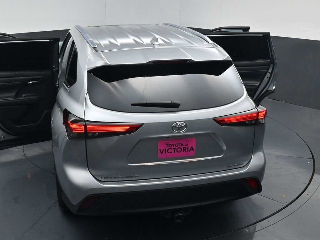 Used 2021 Toyota Highlander XLE image 25