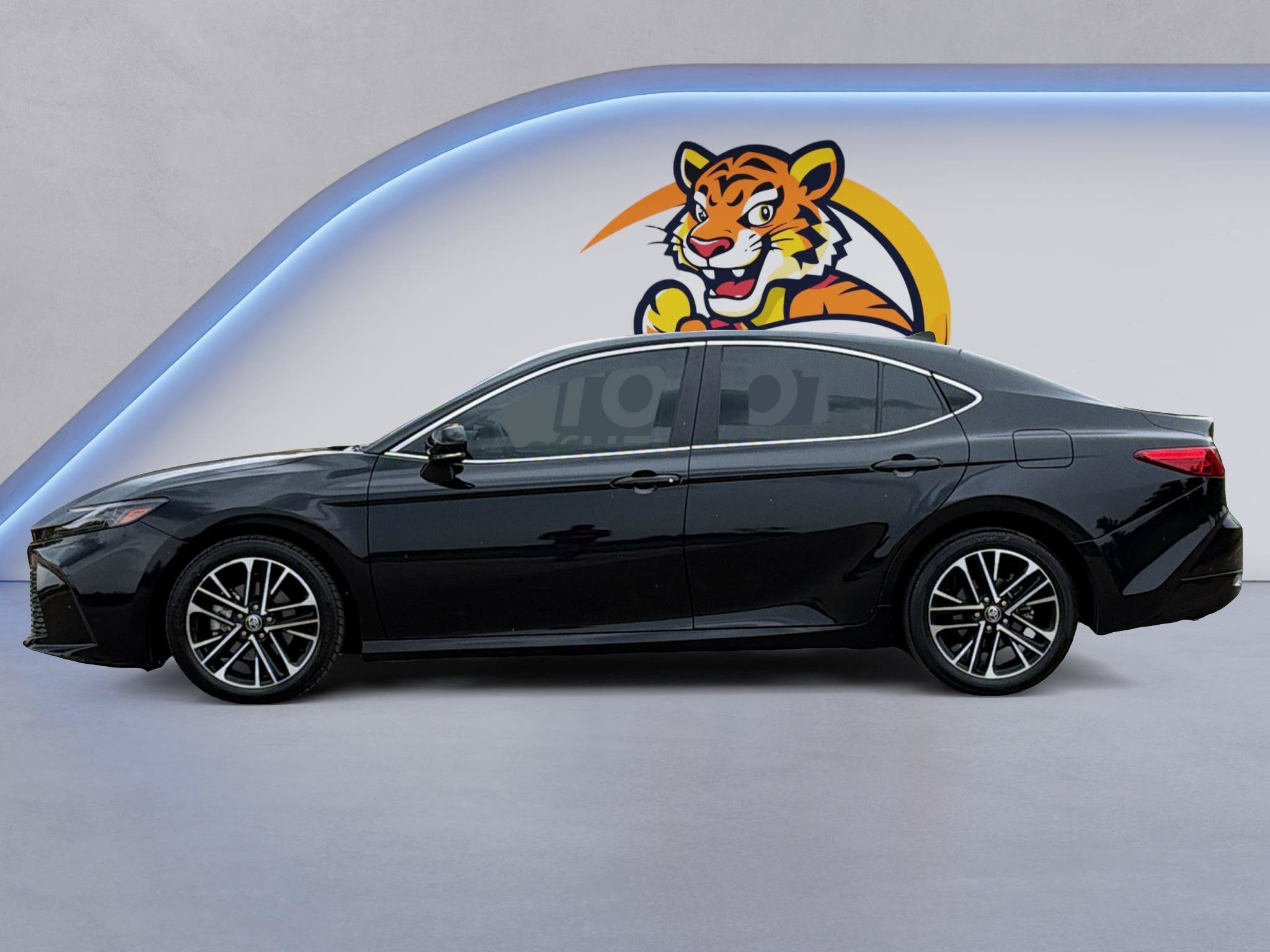 Used 2025 Toyota Camry XLE FWD image 8