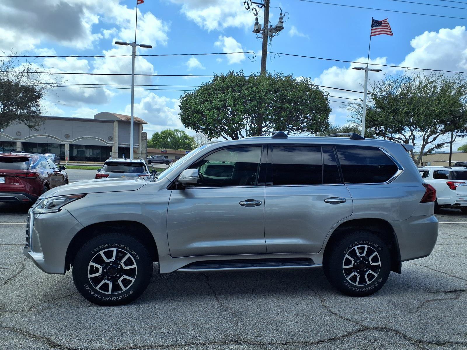 Used 2016 Lexus LX 570 4WD w/ Luxury Package image 23