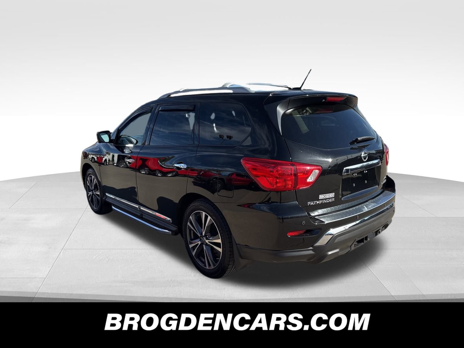 Used 2018 Nissan Pathfinder Platinum image 10