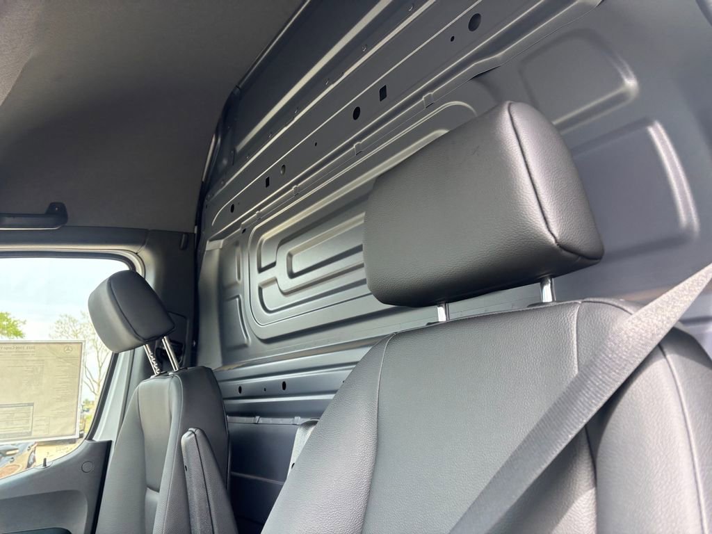 Used 2025 Mercedes-Benz Sprinter 2500 image 9