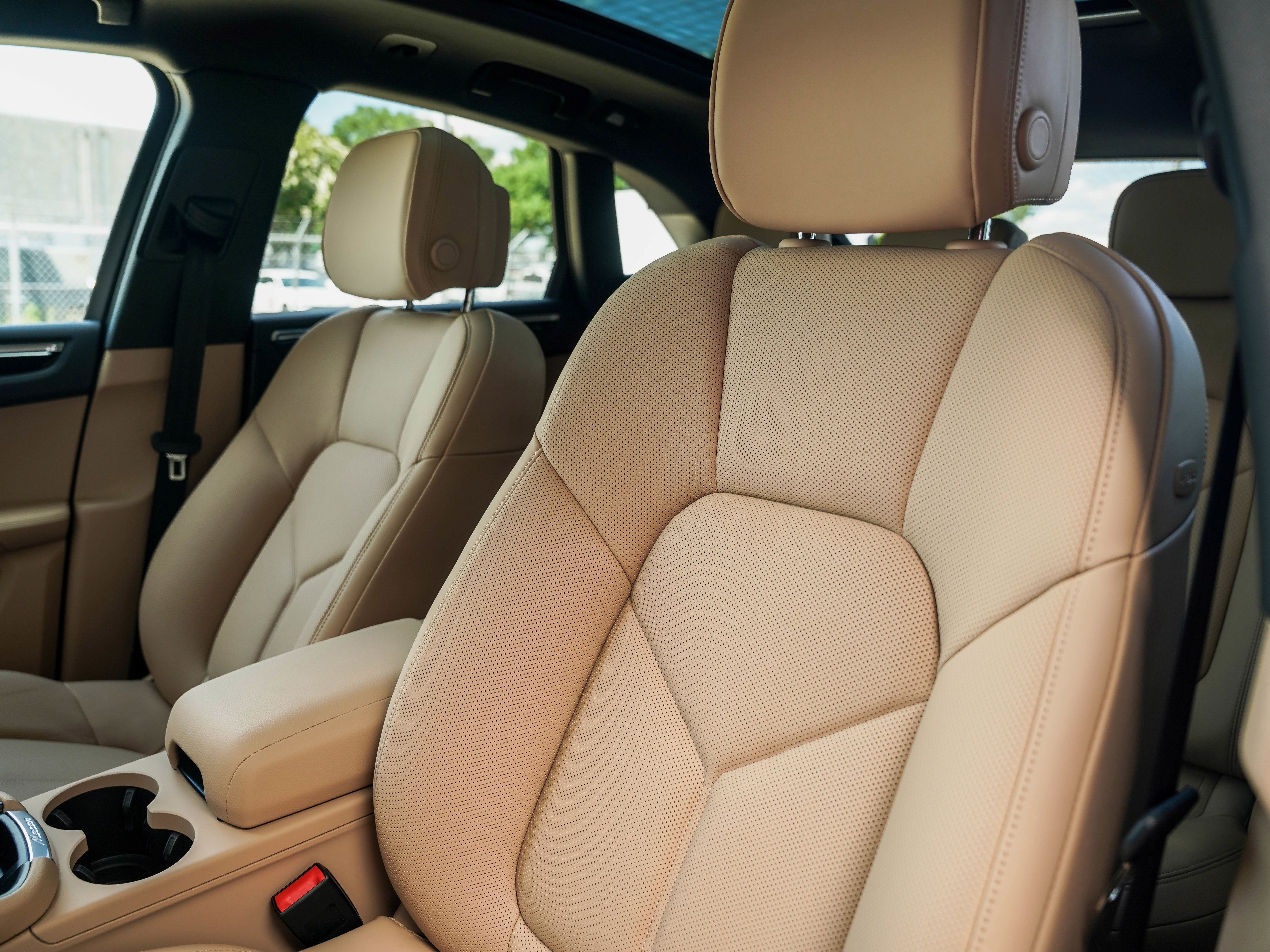 Certified 2025 Porsche Macan image 5