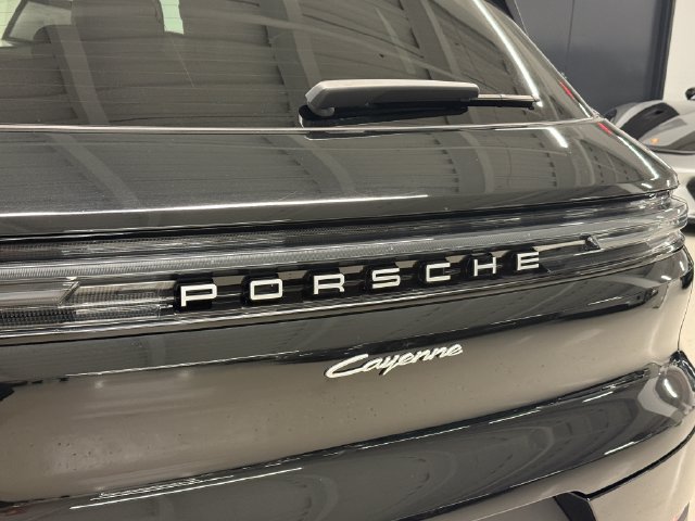 Certified 2025 Porsche Cayenne E-Hybrid w/ Premium Package Plus AWD/4WD image 16