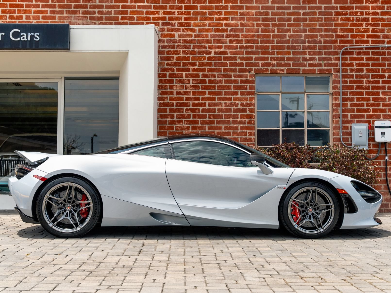 Used 2018 McLaren 720S Luxury RWD image 3