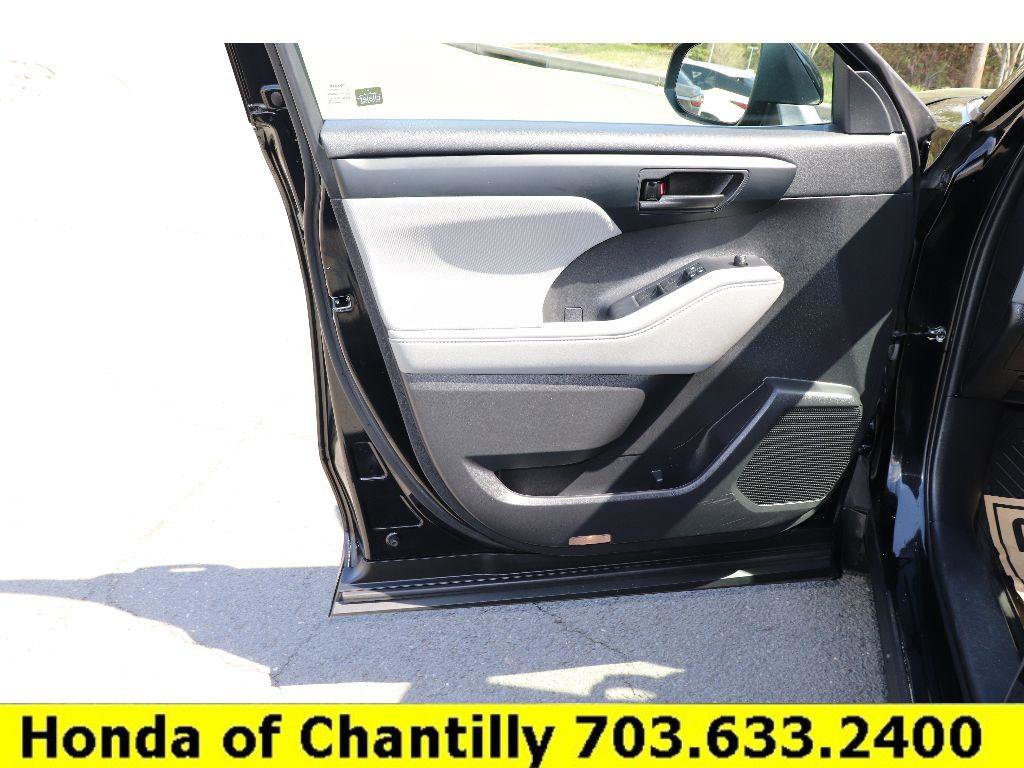 Used 2022 Toyota Highlander LE AWD/4WD image 19