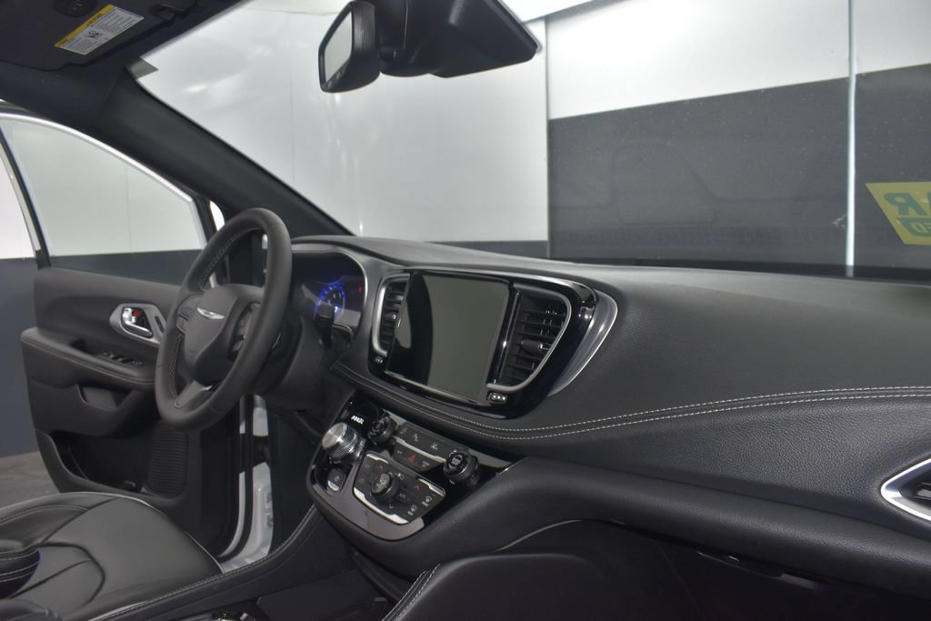 Used 2025 Chrysler Pacifica Limited FWD image 36