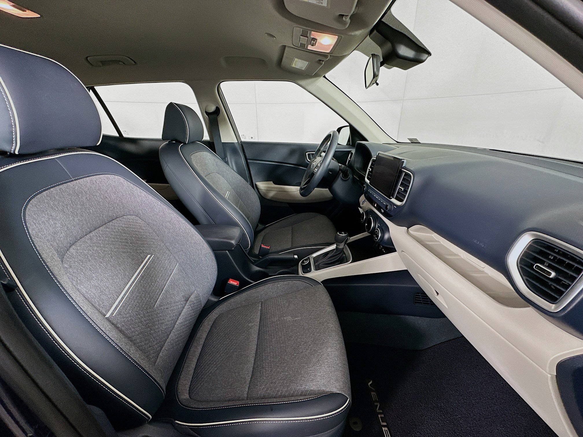Used 2023 Hyundai Venue Limited w/ Cargo Package image 30