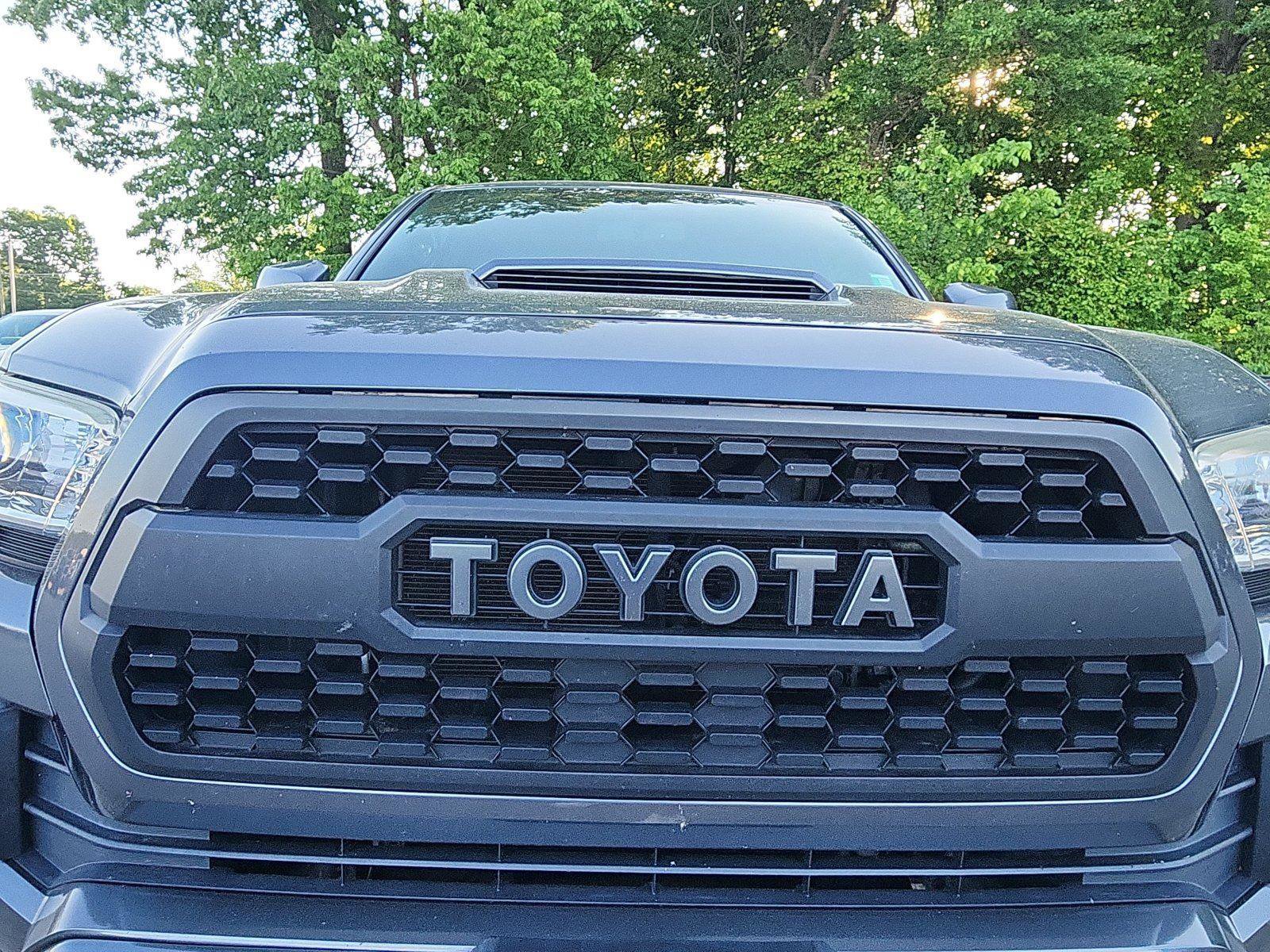 Used 2017 Toyota Tacoma TRD Sport w/ Premium & Technology Package AWD/4WD image 11