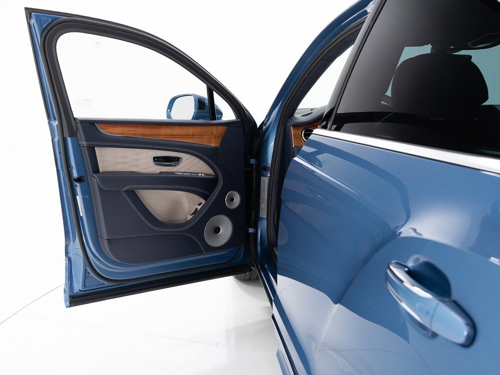 Used 2025 Bentley Bentayga image 10