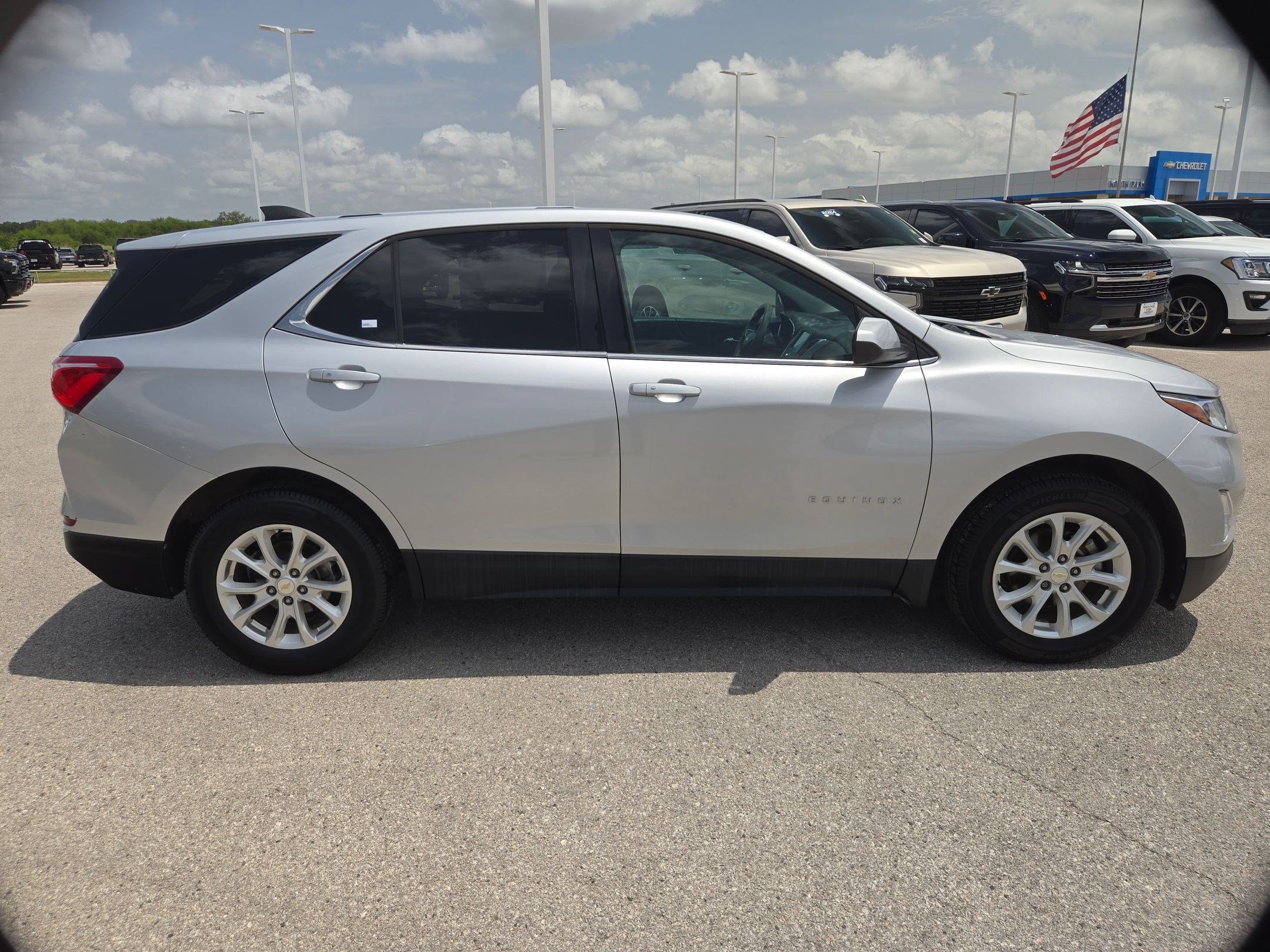 Used 2018 Chevrolet Equinox LT FWD image 2