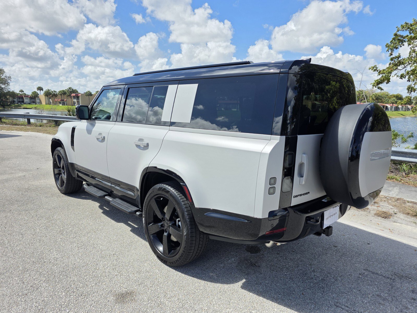 Used 2026 Land Rover Defender 130 X-Dynamic SE image 2