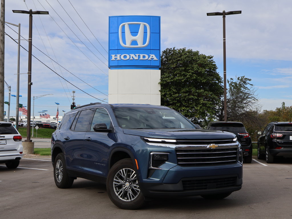 Used 2025 Chevrolet Traverse LT w/ Enhanced Driving Package FWD image 1