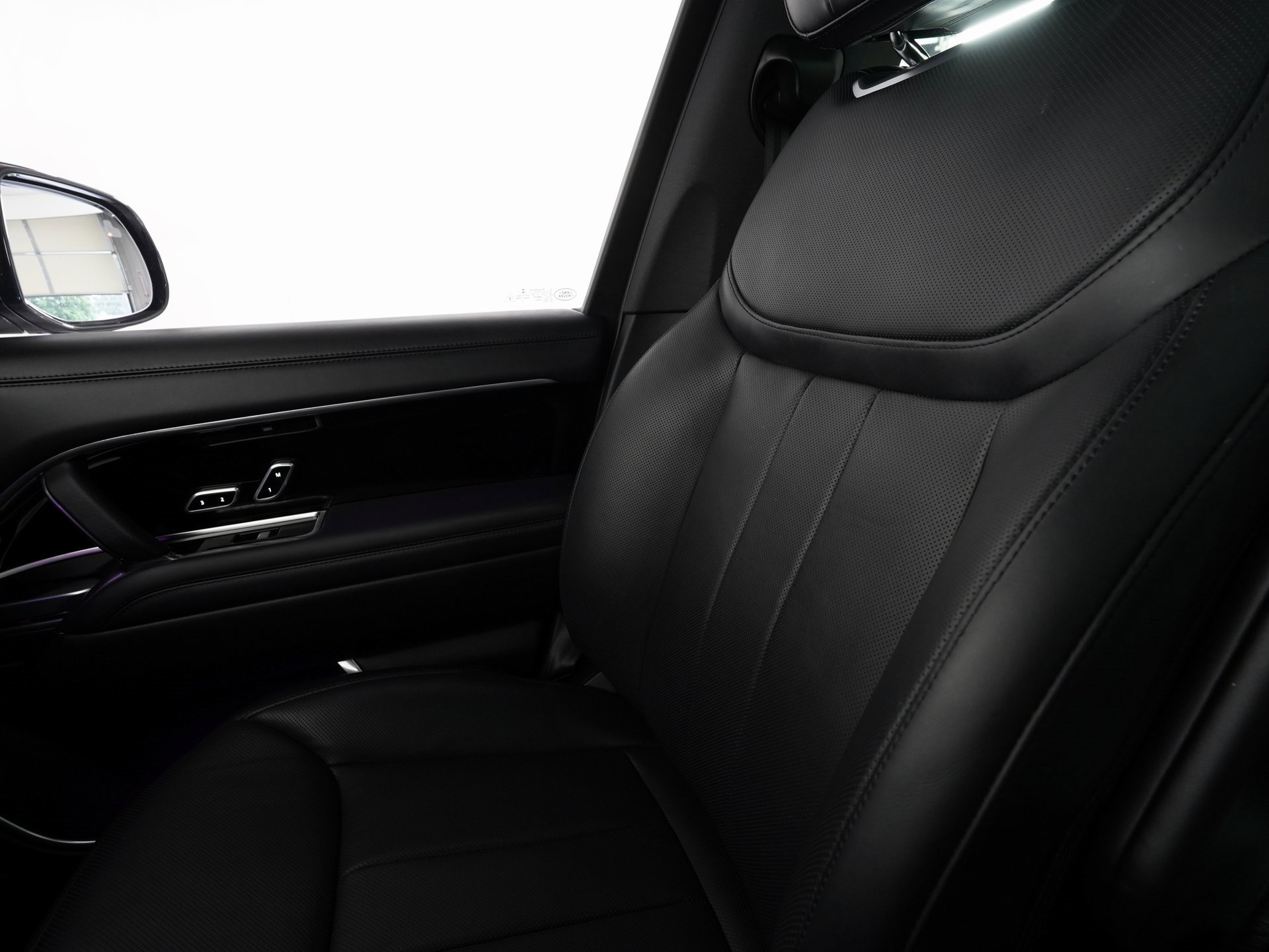 Used 2023 Land Rover Range Rover SE image 25