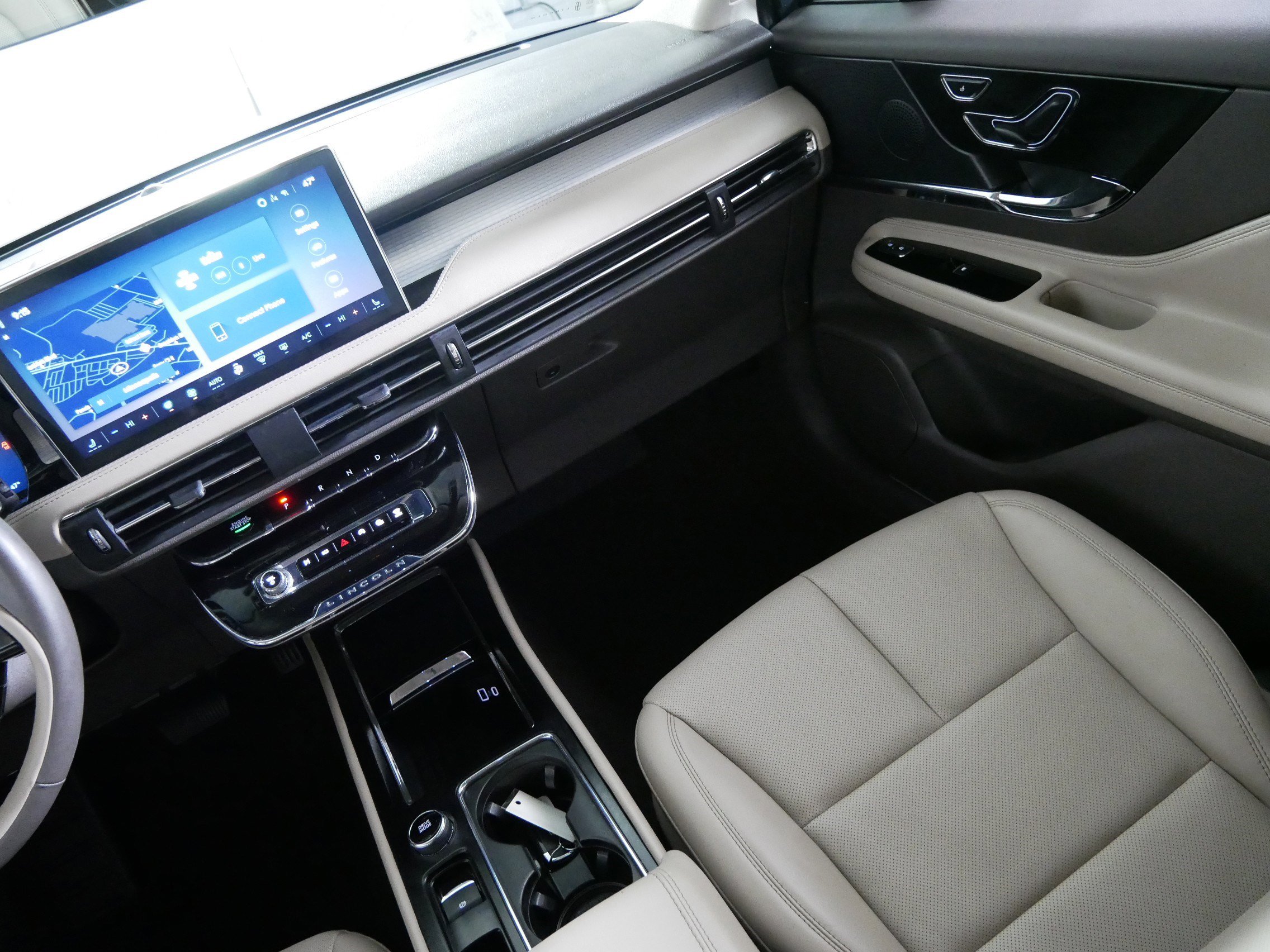 Used 2024 Lincoln Corsair Premiere w/ Equipment Group 101A image 11