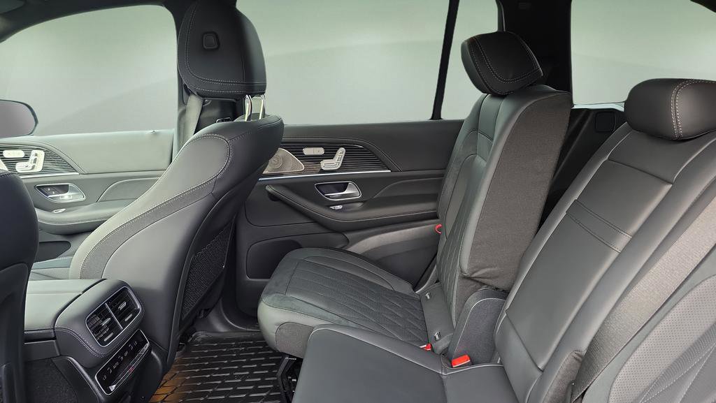 Used 2025 Mercedes-Benz GLS 63 AMG 4MATIC image 33