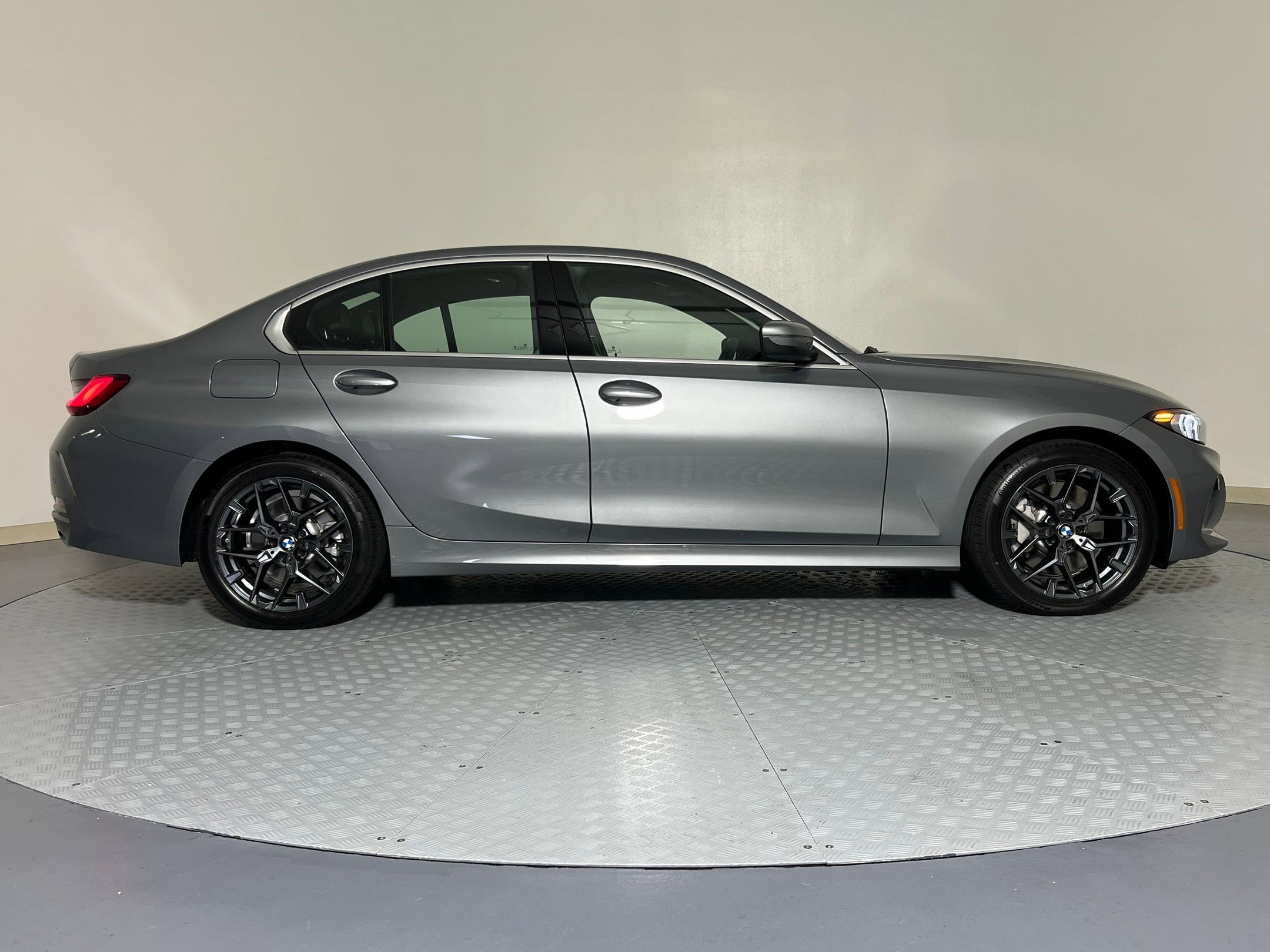 Used 2025 BMW 330i xDrive Sedan w/ Premium Package AWD/4WD image 7