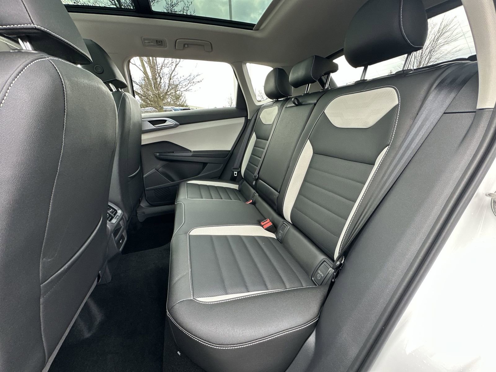 Used 2025 Volkswagen Taos SEL AWD/4WD image 26