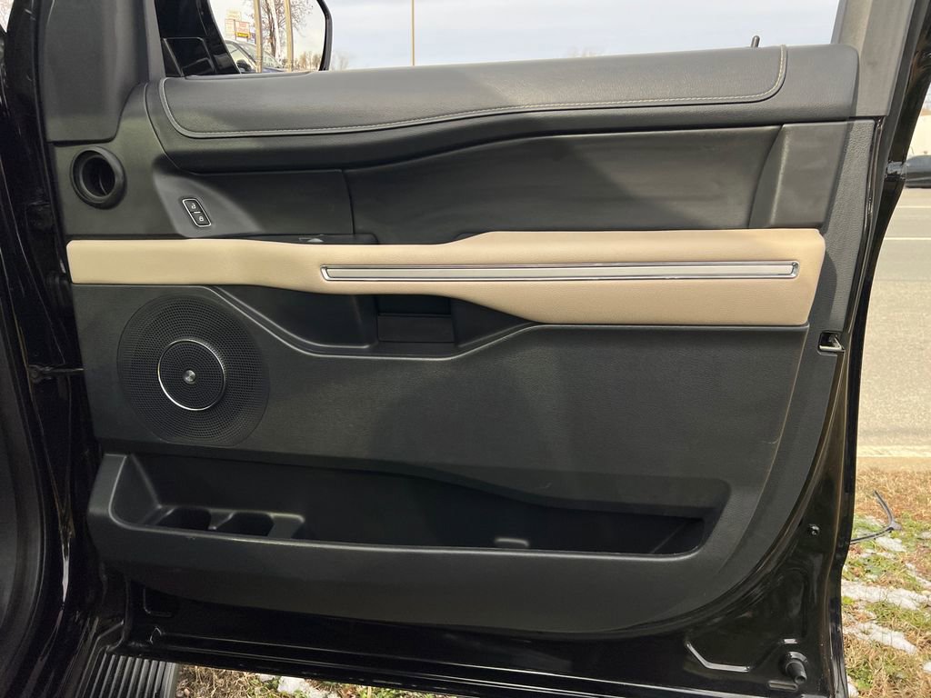 Used 2024 Ford Expedition Limited image 9