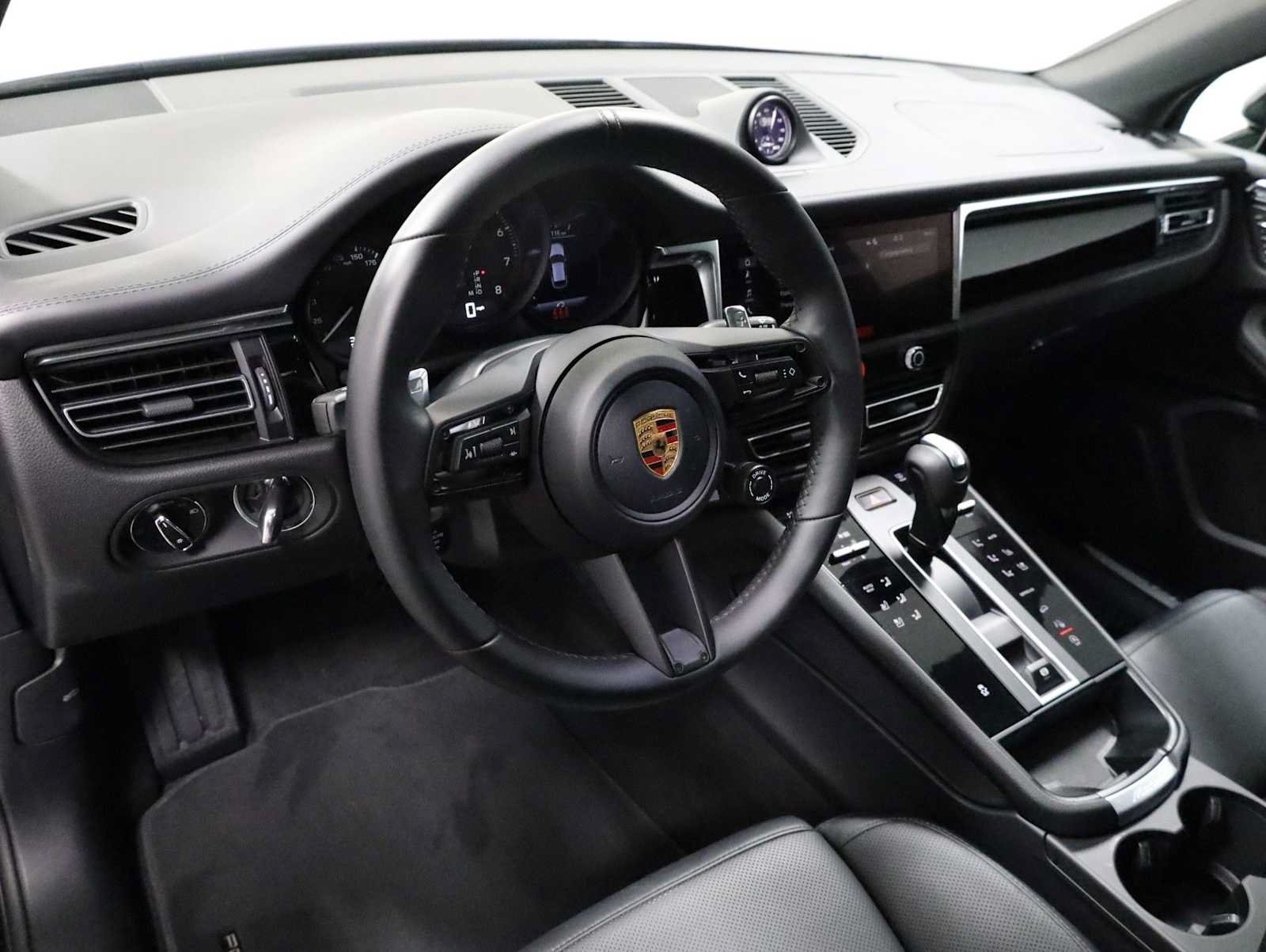 Certified 2026 Porsche Macan AWD/4WD image 4